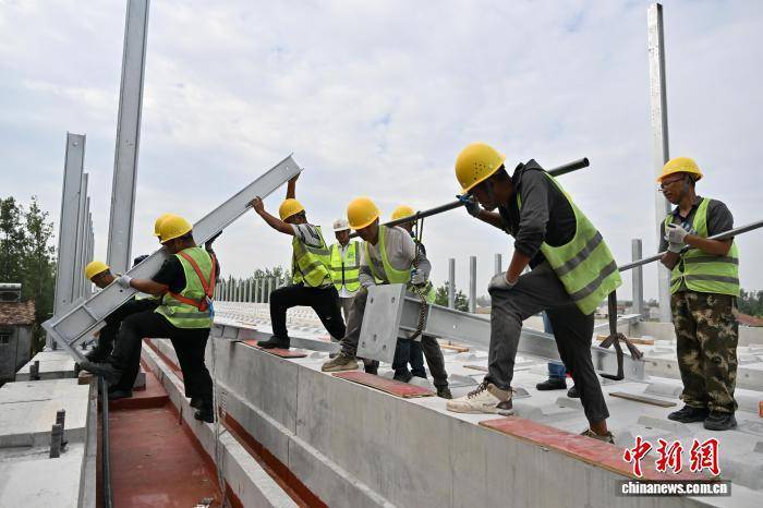 河南商丘：国庆假期雄商高铁建设者坚守岗位