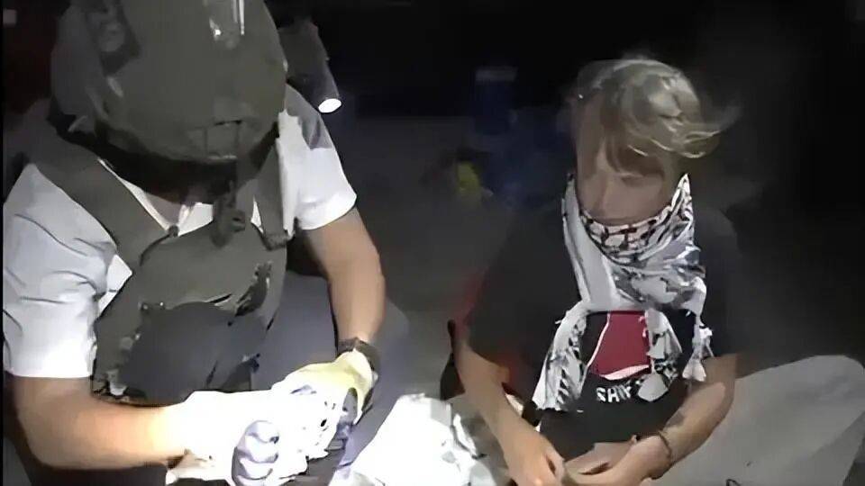 突发！以军抓扣“环保少女”，她所在船队遭袭！以军用高压水炮攻击，干扰船队通信后，在午夜前登船……多国发出抗议