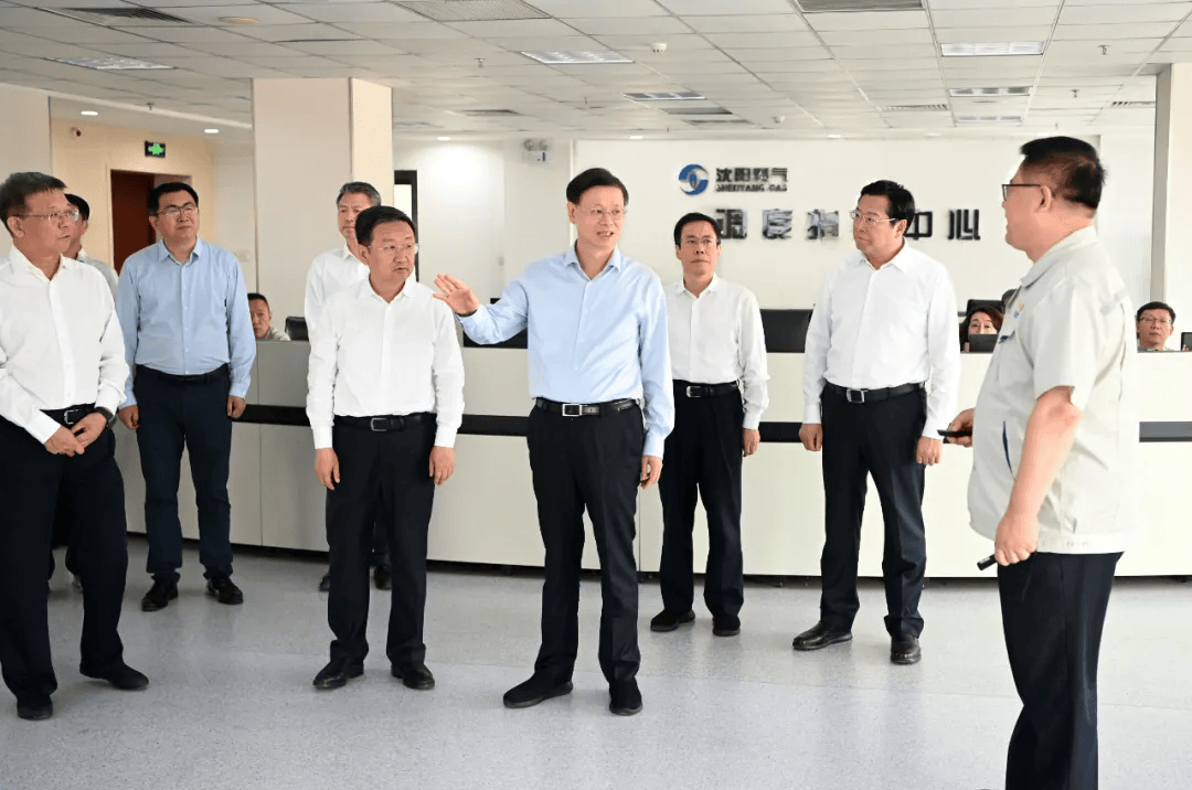 新任辽宁省委书记许昆林，和省长王新伟一同外出检查