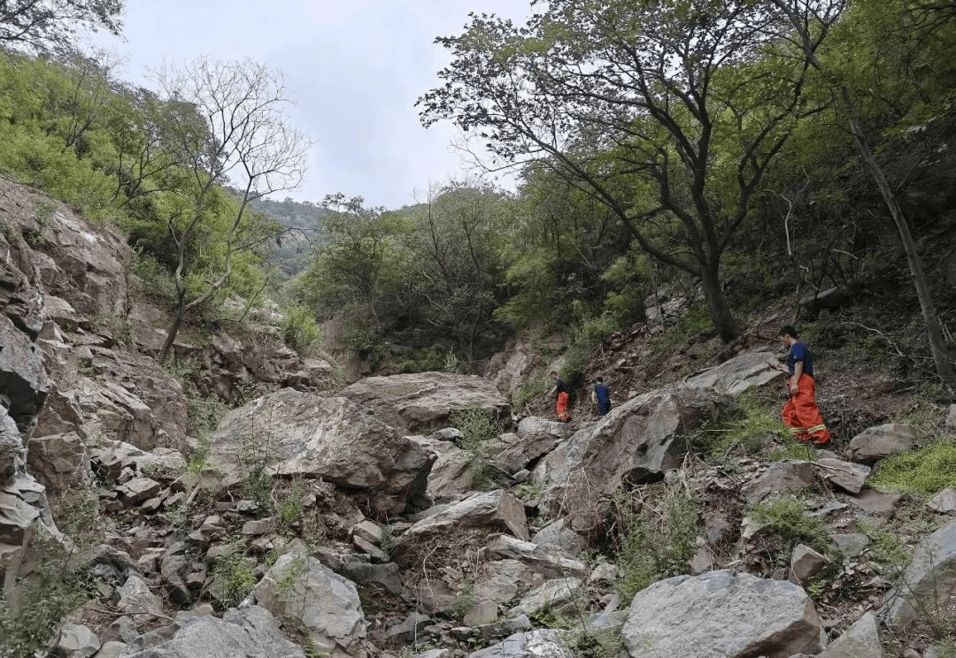 登山变“渡劫”？北京两游客遇险，女子被119抬下山……