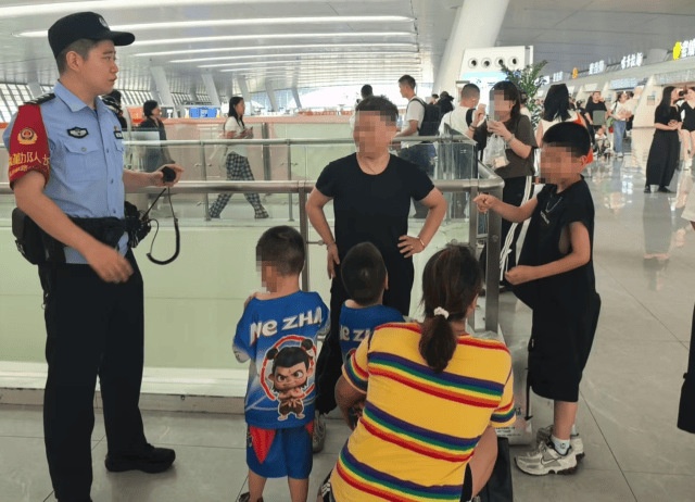 双胞胎哥哥在杭州东站被陌生女子抱走？派出所全员出动，20分钟锁定“嫌疑人”，万万没想到……