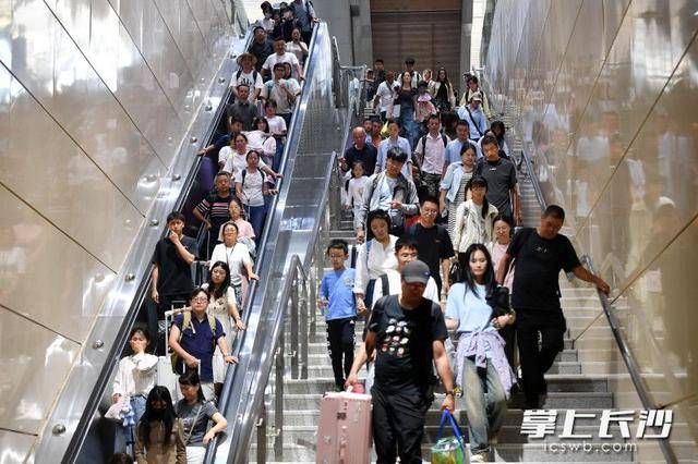 国庆中秋假期第五日，长沙火车南站继续“人从众”模式丨组图