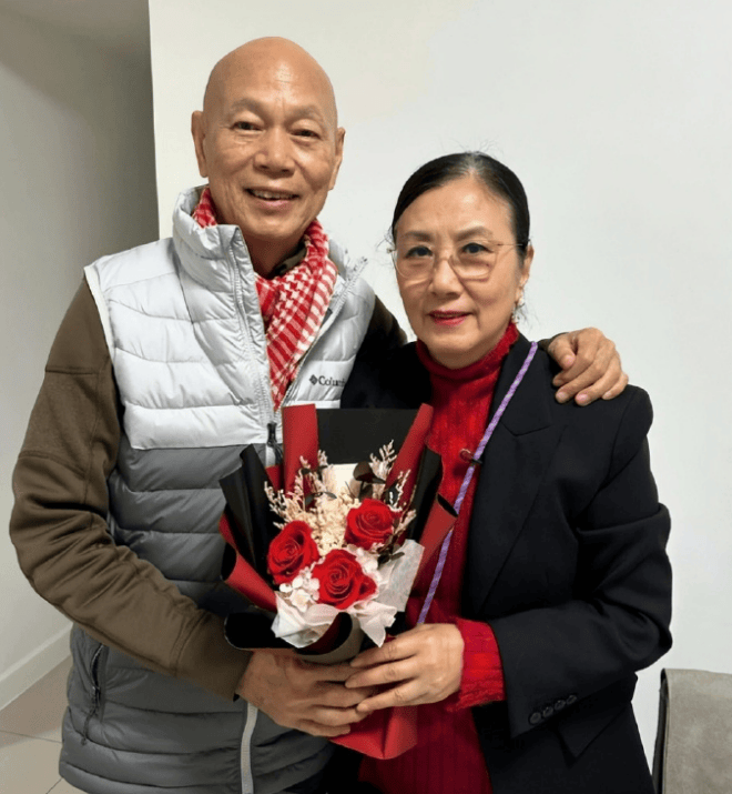 79岁老戏骨景区打工！年轻人：状态比我好！此前自曝4次患癌，已放弃化疗，分配好遗产