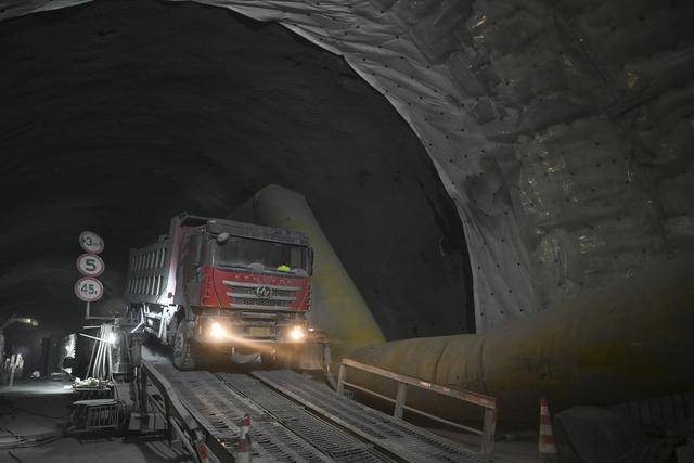 筑路天山中