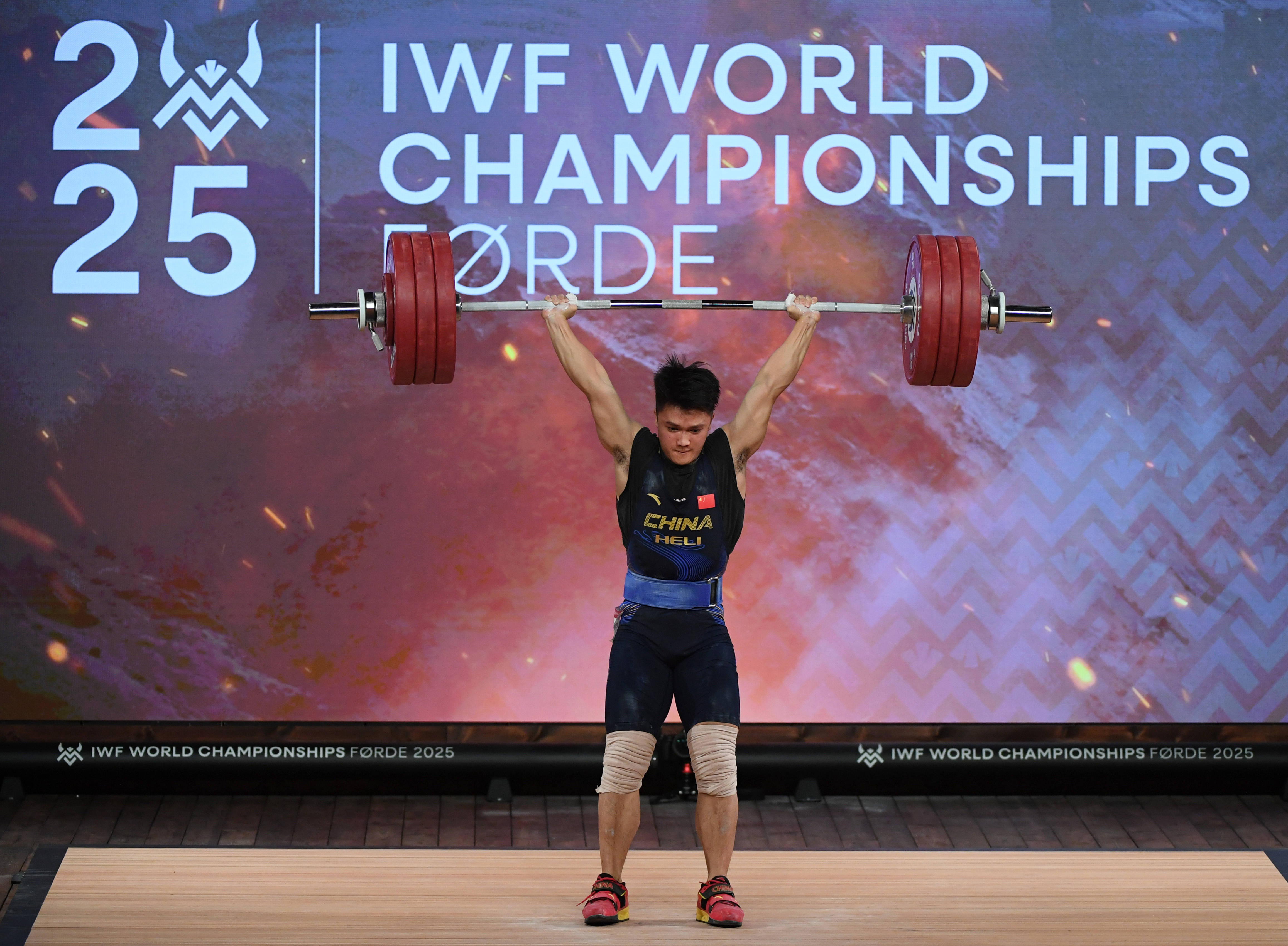 —世锦赛:中国选手何岳基获男子71公斤级抓举冠军