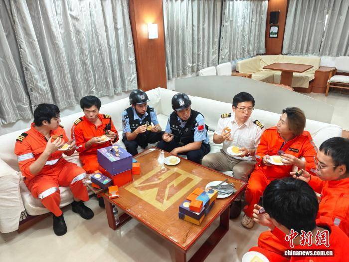 两岸同胞浙江宁波舟山港共度中秋 台湾船长收获暖心祝福