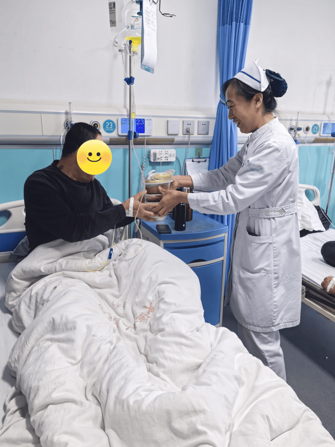 — 平遥县人民医院为住院患者送餐,月饼寄祝福