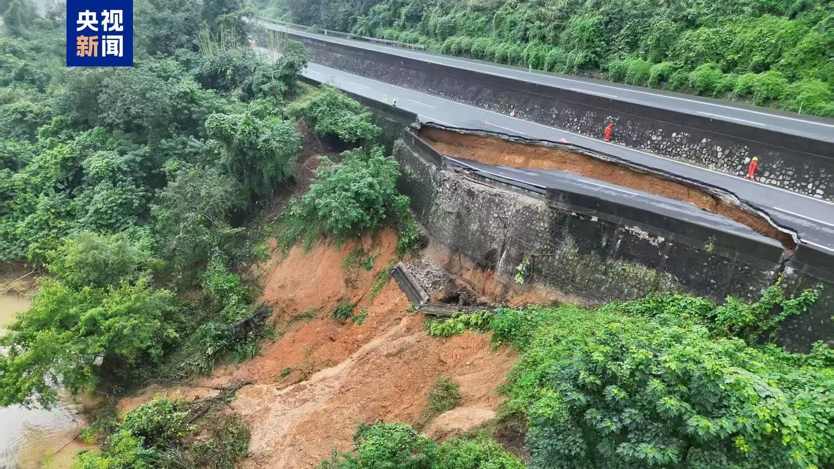 广西百色一高速公路塌陷 紧急封路未发生交通事故