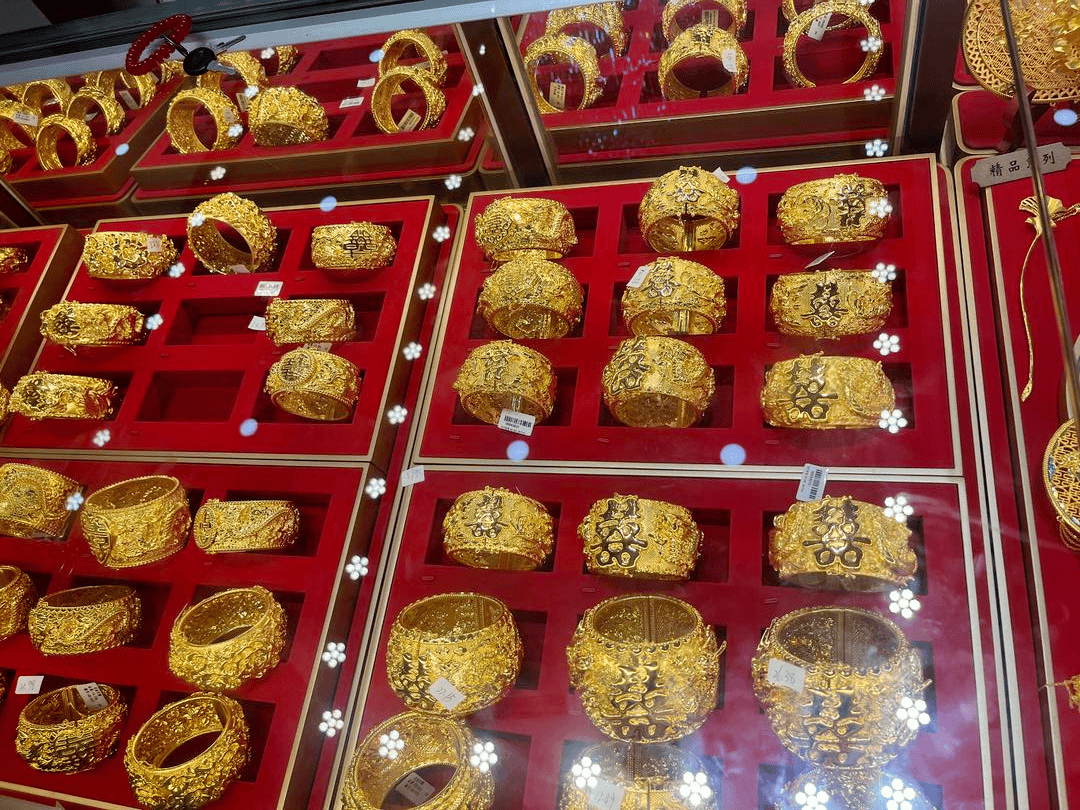 金价狂飙，囤200多克黄金8天假期“躺赚”近万元？ -华闻时空