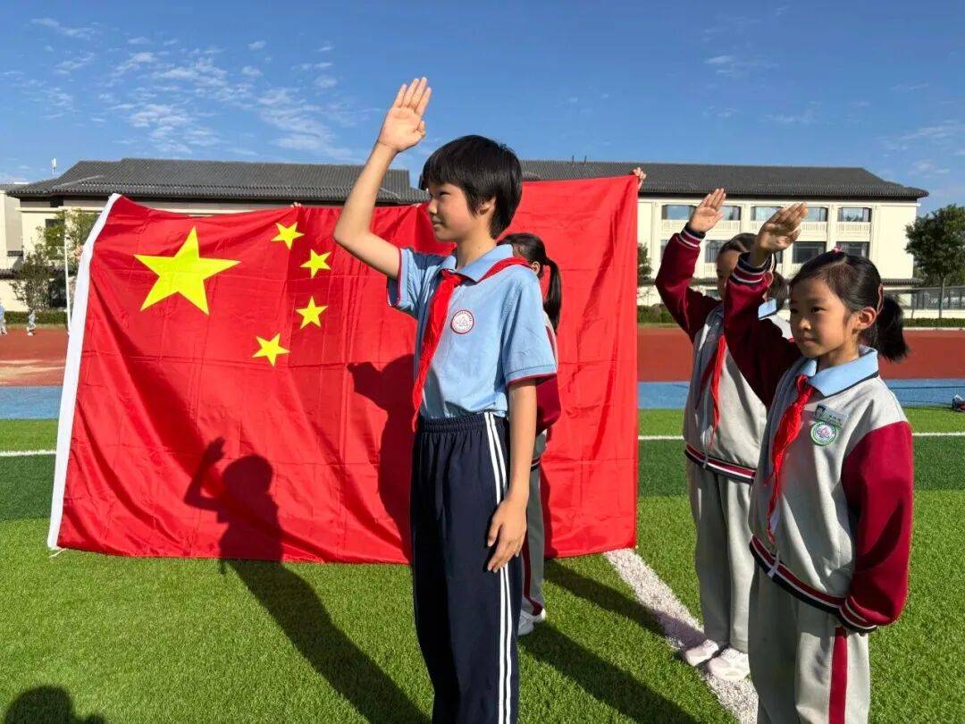 山东省各地青少年热情参与"向国旗敬礼"主题活动