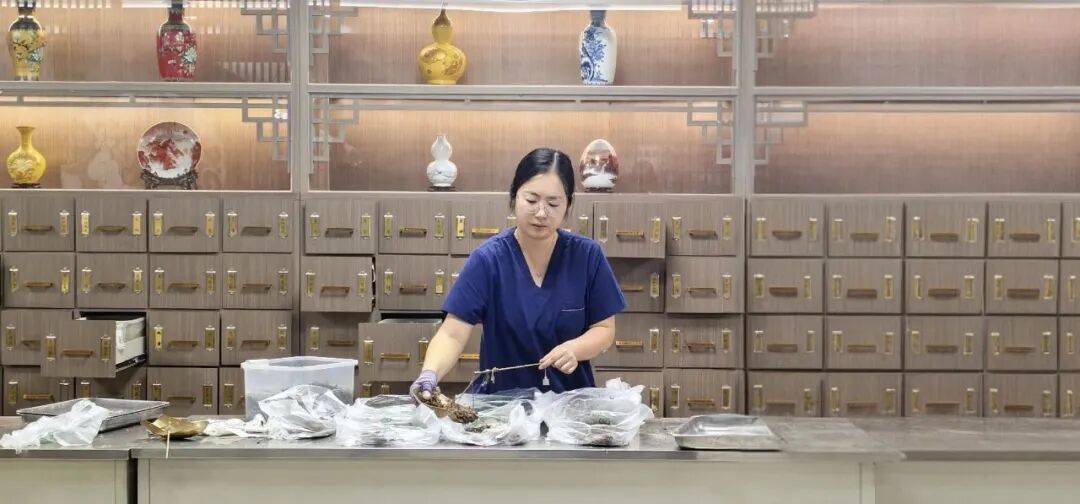 【节日我在岗】平凡因坚守而不凡 奉献因热爱而闪光——致敬每一位“双节”仍坚守在岗位上的中医人