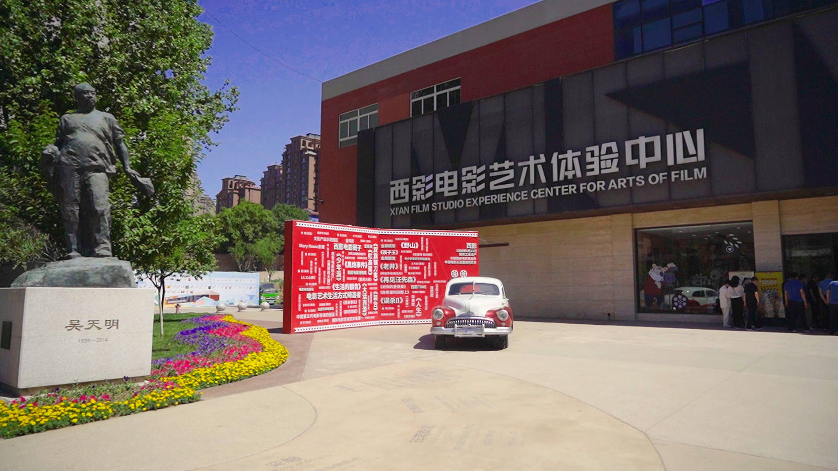 多只影视股跌停背后，年轻人不看国庆档电影？票房之外有答案