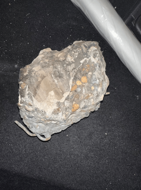 保时捷高速路撞石头修了10多万，起诉管理方败诉，法院：要求及时清理不等于随时清理