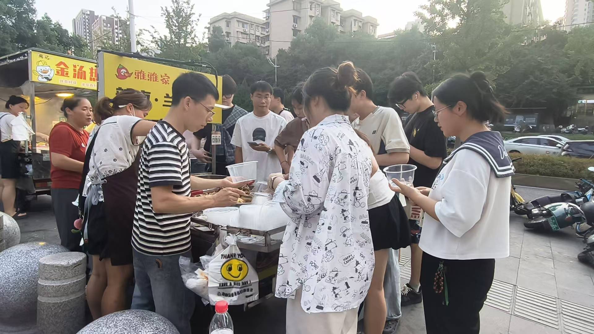 长沙女孩大口吃剩食意外带火爸妈的小摊，客人太多累懵！网友起哄：这下女儿汤都没得喝