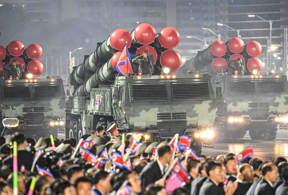 阅兵式上，朝鲜“最强核战略武器系统”亮相