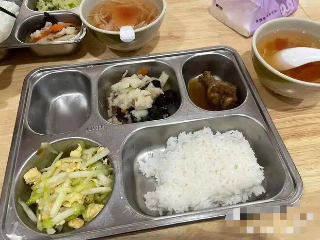 27岁姑娘住进养老院，月租金1500元，包含早晚餐，院方：开放一层给年轻人