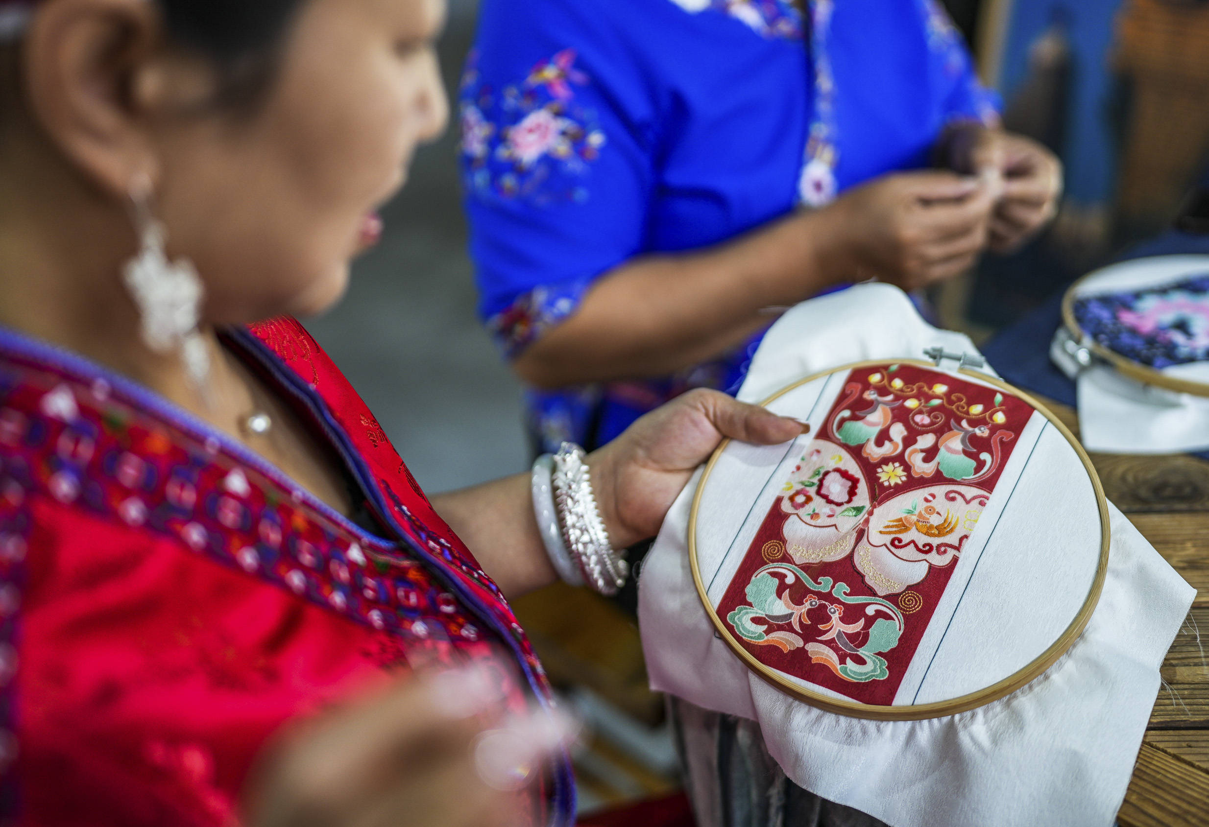 苗族绣娘龙禄颖:巧手绣出锦绣天地