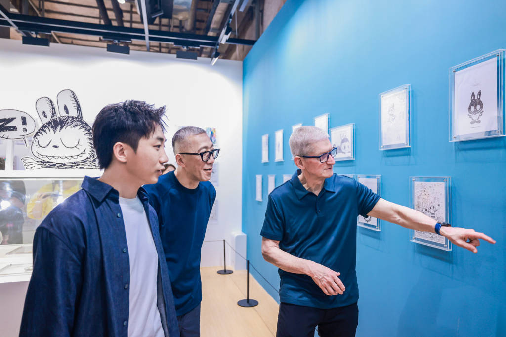 库克再度到访中国：首站现身LABUBU上海展览，还与王宁互动