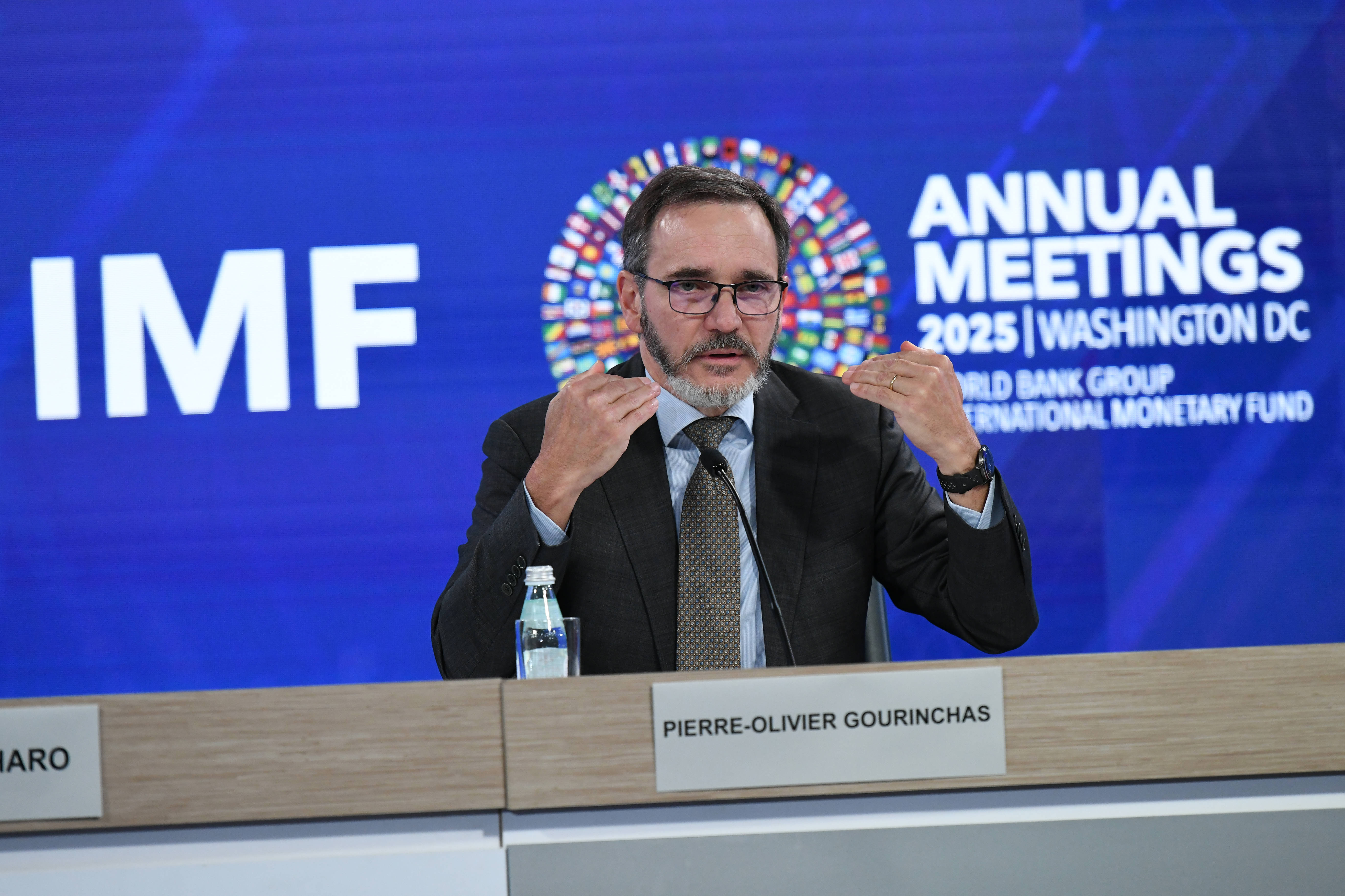 IMF上调全球增长预期 警告关税削弱增长前景