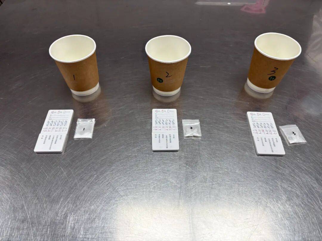 刚吸完“K粉”忘了擦，鼻上残留白色粉末！女子被海关当场抓获