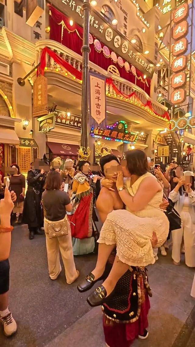 NPC公主抱女游客被吻脸？景区回应