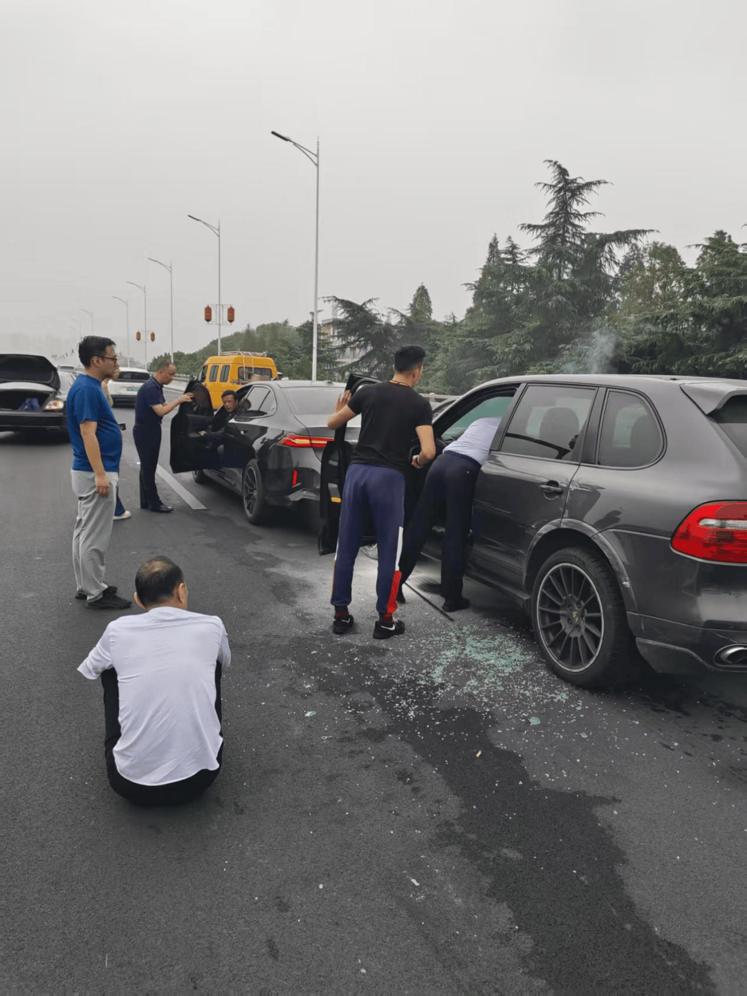 司机晕厥导致车辆碰擦 南京3名便衣交警齐心相救