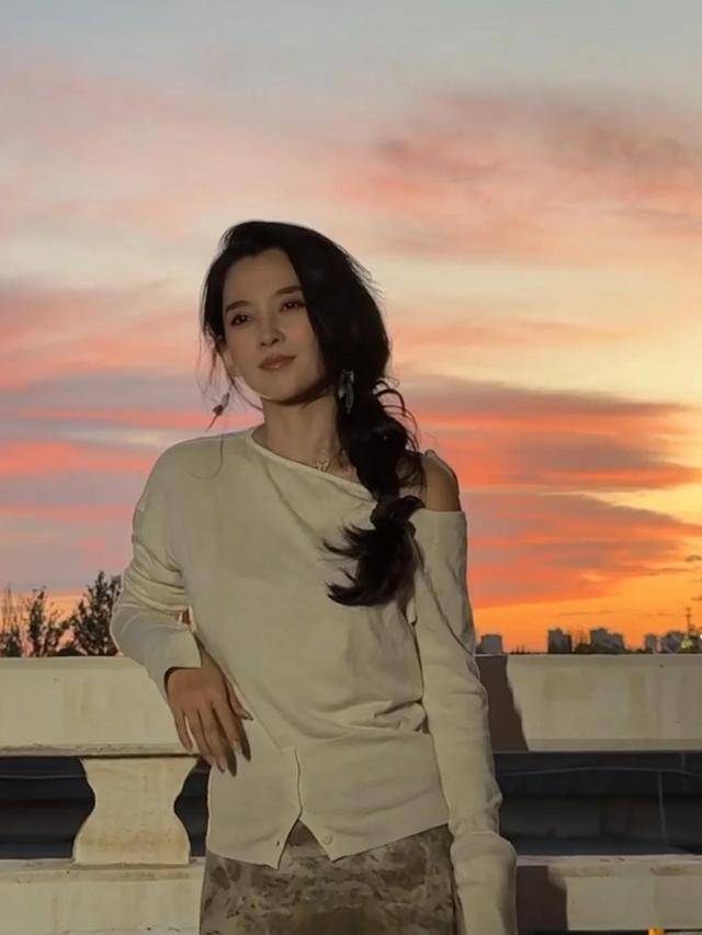 ！铲马粪修马蹄接地气穿紧身裤三角区显尴尬pg电子模拟器电脑版森林北分享养马日常(图9)