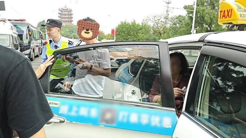 北京婆婆在武汉长江大桥晕倒，回家后向武汉寄送一面锦旗