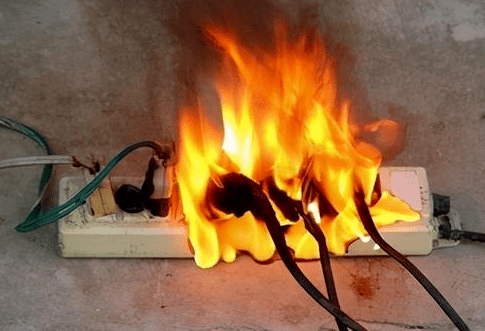 贵阳凤来仪小区一楼房起火,家里有的看完赶紧拔掉