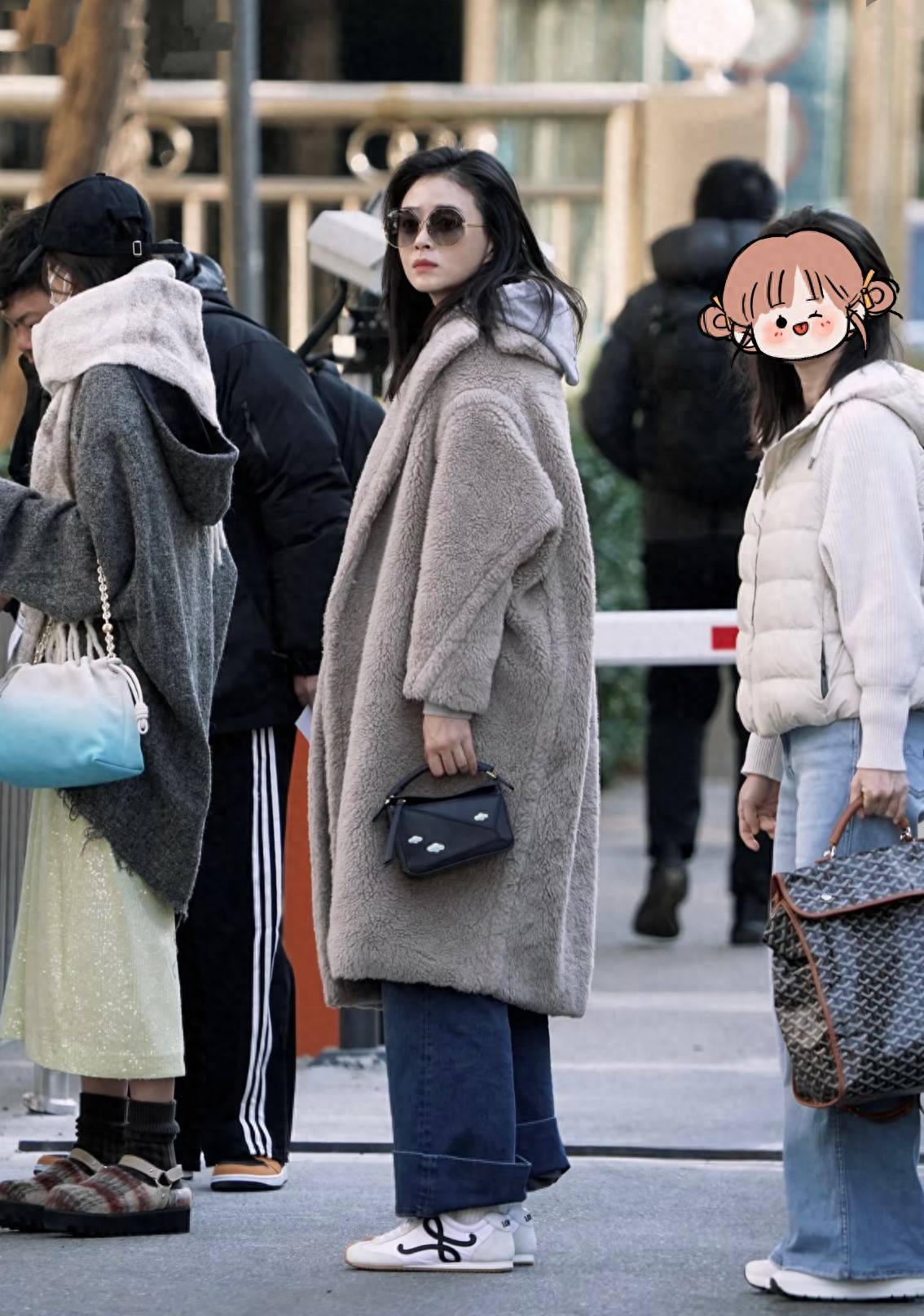 穿羊羔毛外套还是配卫衣更洋气,看蒋欣就懂了!