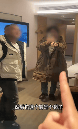 女子延吉住酒店发现落地窗室内看不到外面，室外高清观看室内？工作人员：是单向膜
