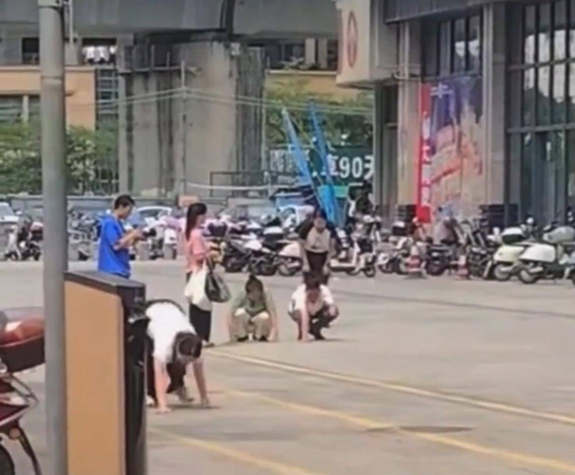 惠州多名男女在街上爬行并学狗叫，当地正在调查