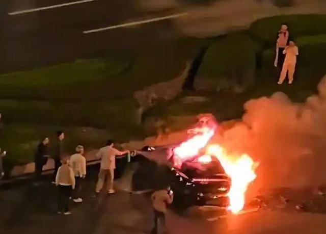 车市评论｜从小米SU7碰撞再起火说开去：新能源车逃生“窗口期”是安全的关键