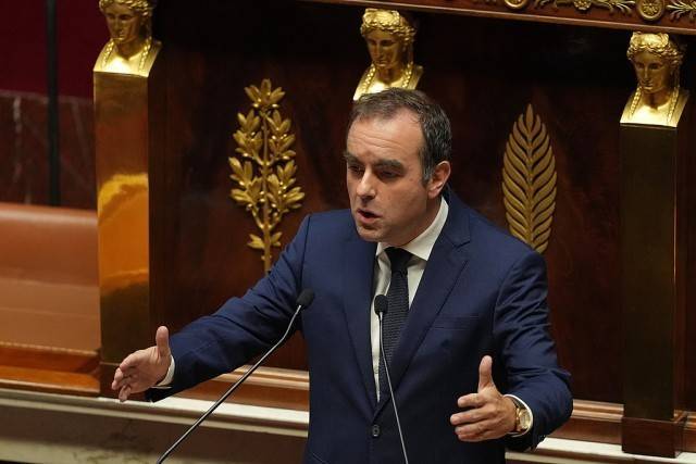 惊险挺过两场“不信任动议”，法国总理坦言：“的确很难” -华闻时空