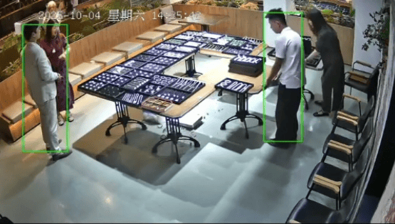 青岛籍知名演员出镜证实：我也很内疚！20岁店员摔碎一盒玉镯，损失100万，“因为我要拍视频，他才会挪桌子”