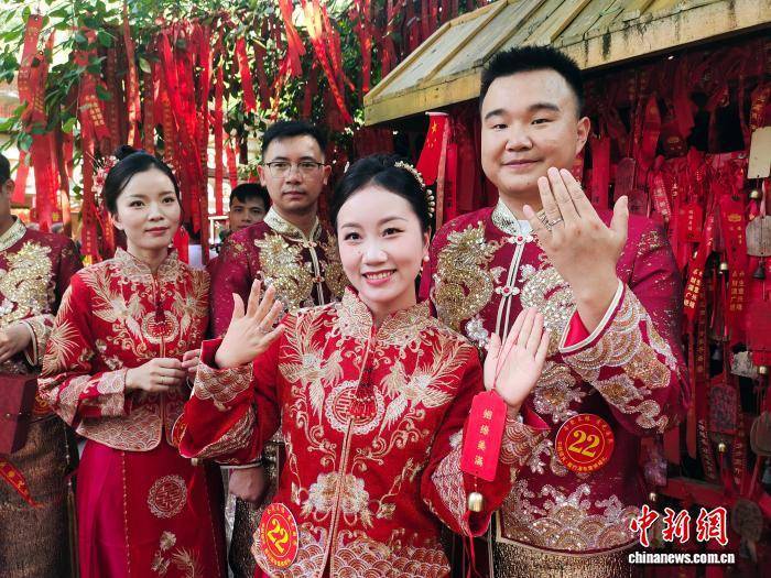 中越德天（板约）瀑布集体婚礼在广西大新县举行