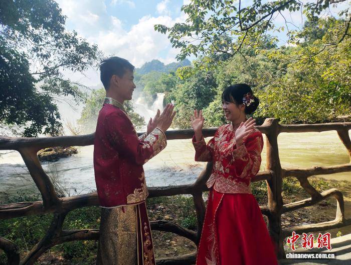 中越德天（板约）瀑布集体婚礼在广西大新县举行