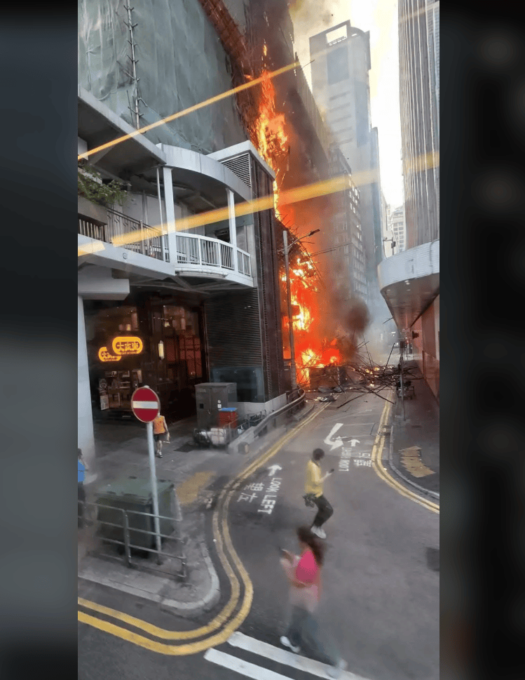 香港中环突发大火！一大楼陷入火海，黑烟冲天，棚架被烧毁坍塌，3名男子被困升降机……