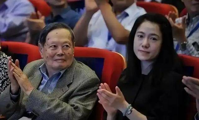 原创             突发！杨振宁去世 曾被问去世后翁帆怎么办 他的回答令翁帆泪眼婆娑