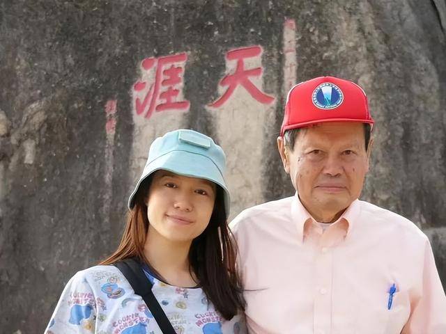 原创             突发！杨振宁去世 曾被问去世后翁帆怎么办 他的回答令翁帆泪眼婆娑