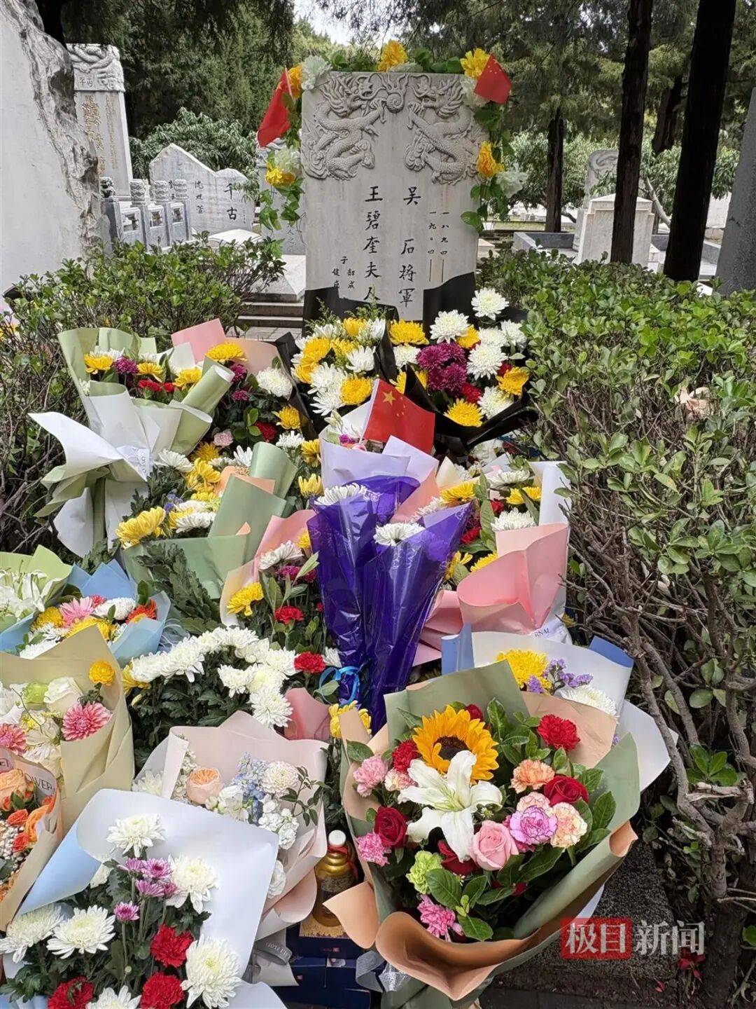 旧事文摘:《沉默的荣耀》吴石墓前的鲜花堆了好几层,男子专程从西安来