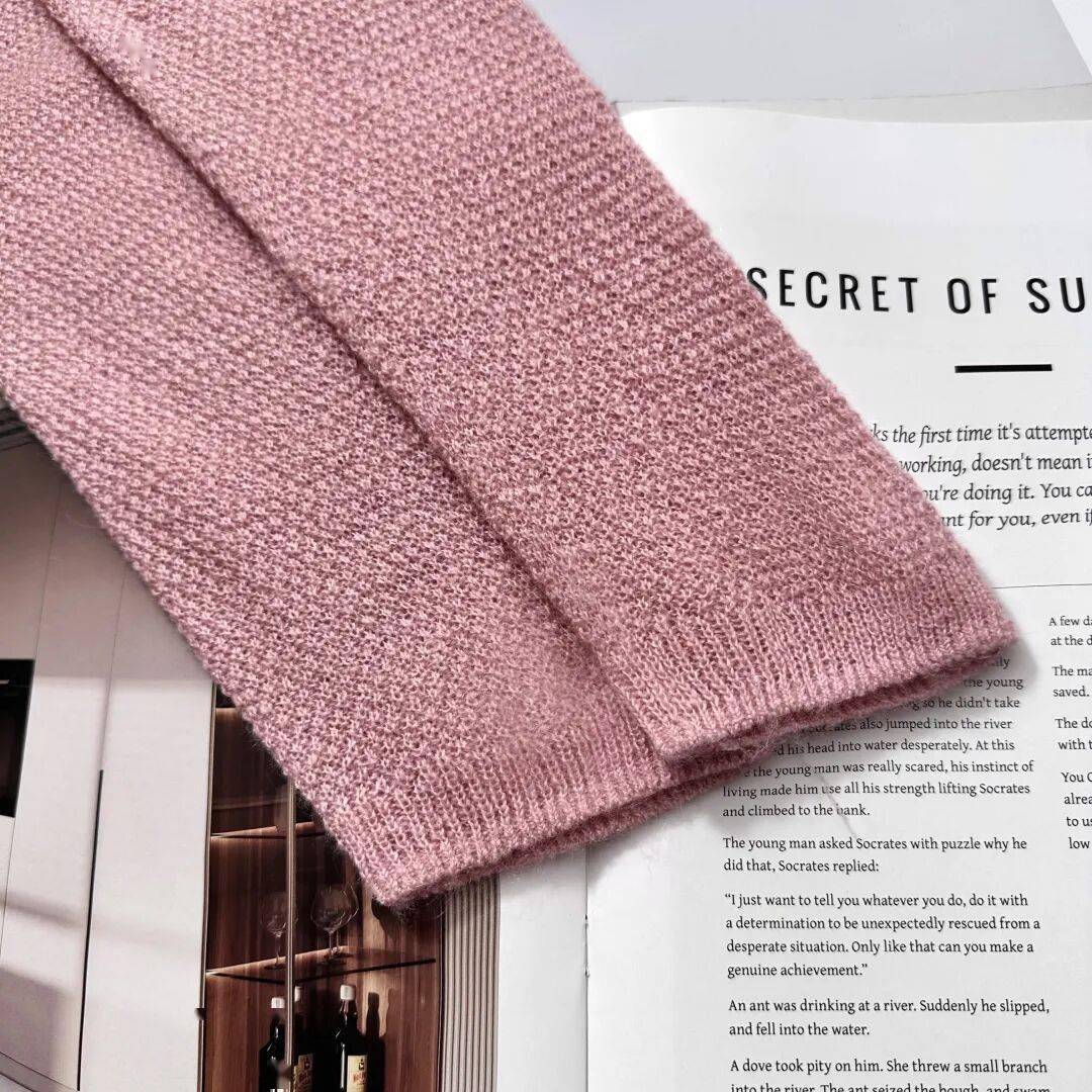 胭脂粉软糯肌理菠萝纹针织衫,减龄效果一绝 ! 亮眼百搭好心动!