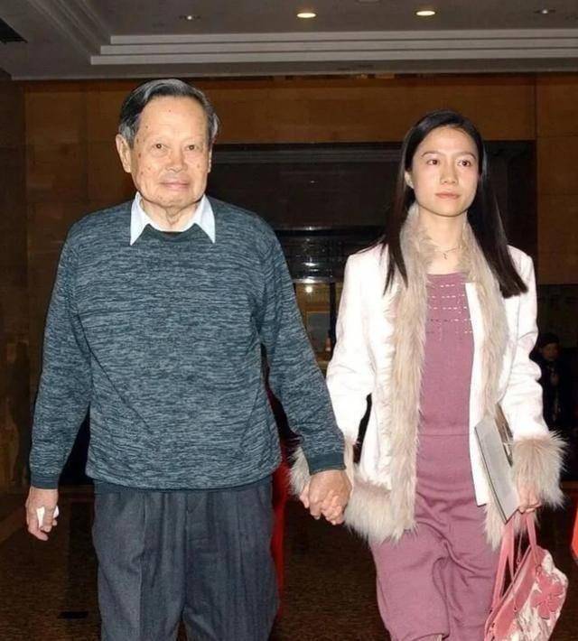 原创             翁帆相伴21年，杨振宁去世后，继子杨光诺一句感谢话让她口碑暴涨