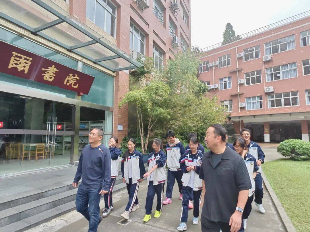 随后,在我校祝雷副校长和德育处刘欢主任的亲自带领下,小金中学的同学