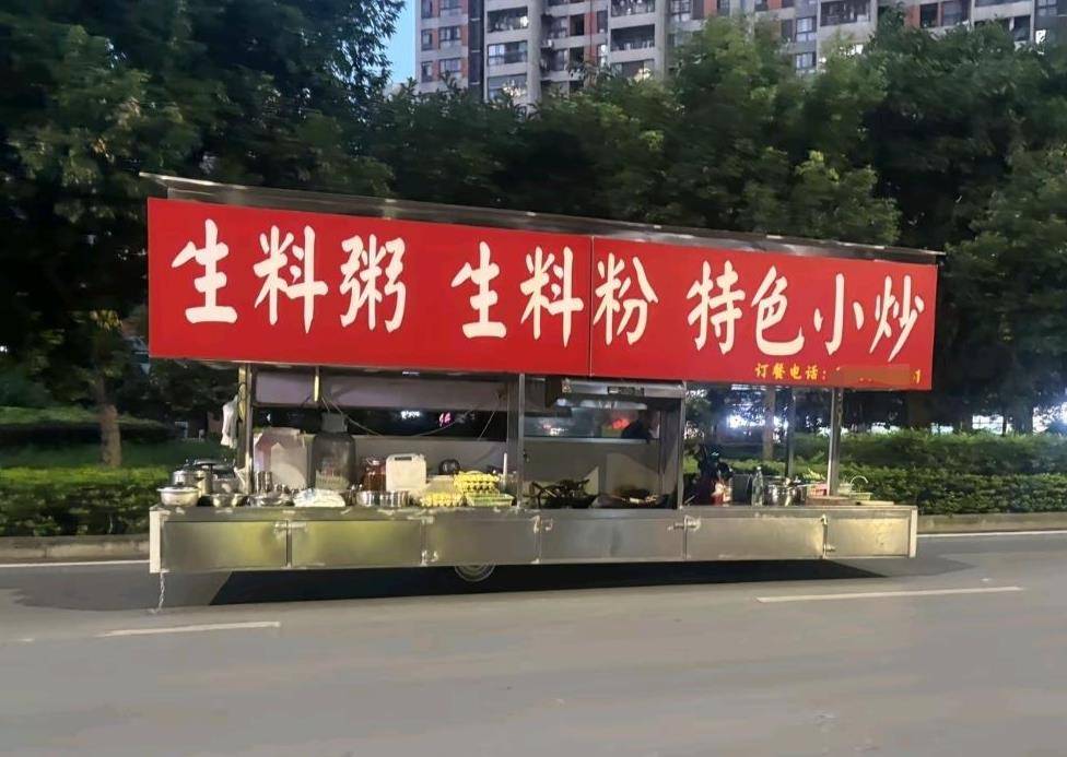 南宁5米长“巨无霸”摆摊餐车开上街头，官方：城管已查处，交警已扣车