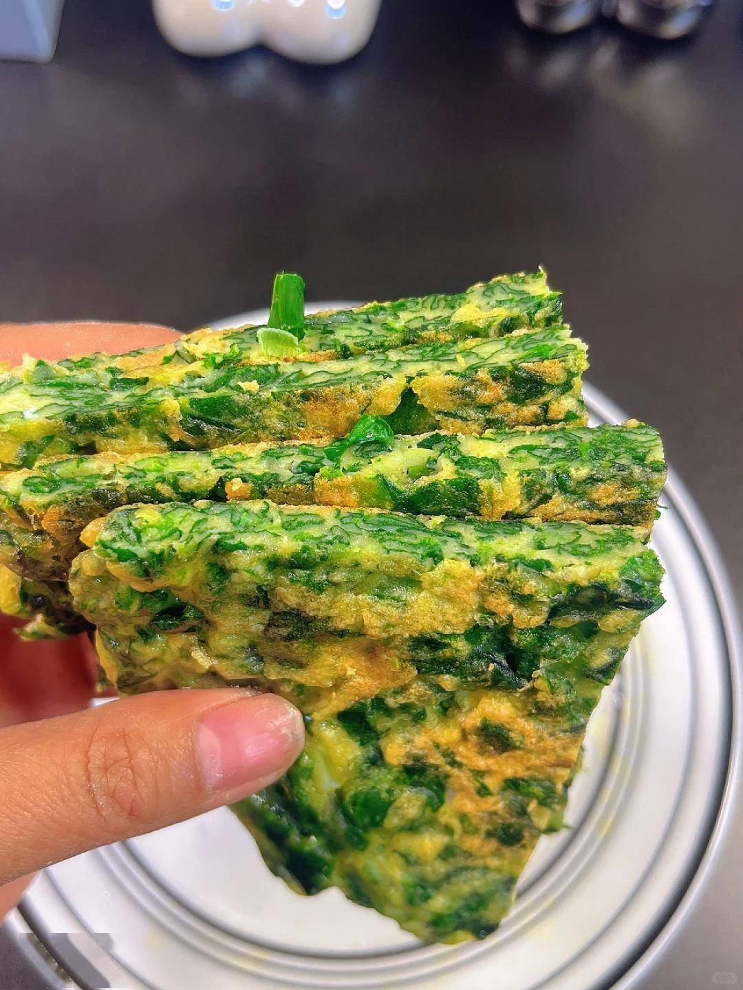 菠菜鸡蛋饼,面粉菠菜就成,拌一拌很省事,鲜香软嫩