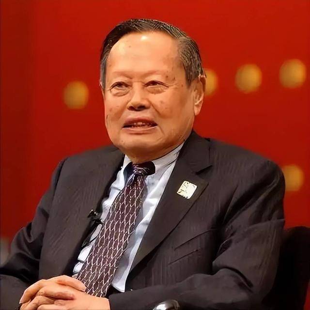 原创             杨振宁灵堂内景曝光：杨老遗体盖国旗，翁帆站家属位，神情悲戚！