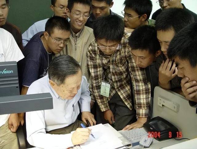 杨振宁葬礼:高规格,盖国旗,疑孙子捧遗像!翁帆首露面神情哀伤