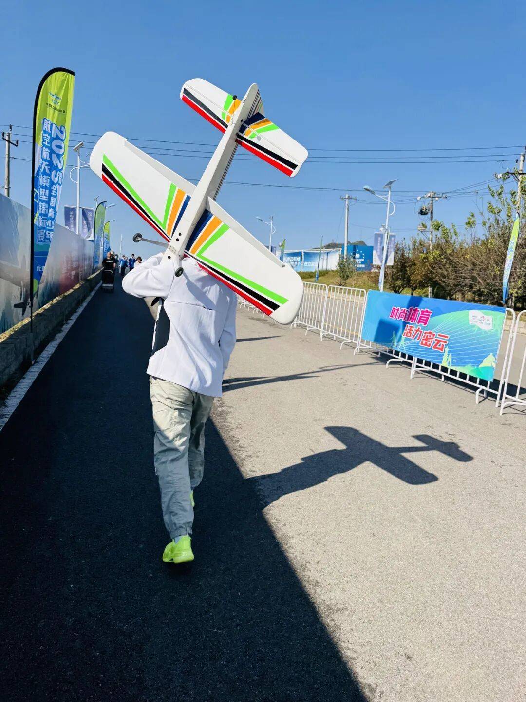 镜头都追不上!杭州男生用2根钢丝操纵模型飞机,惊艳全场 镜头都追不上!杭州男生用2根钢丝操纵模型飞机,惊艳全场