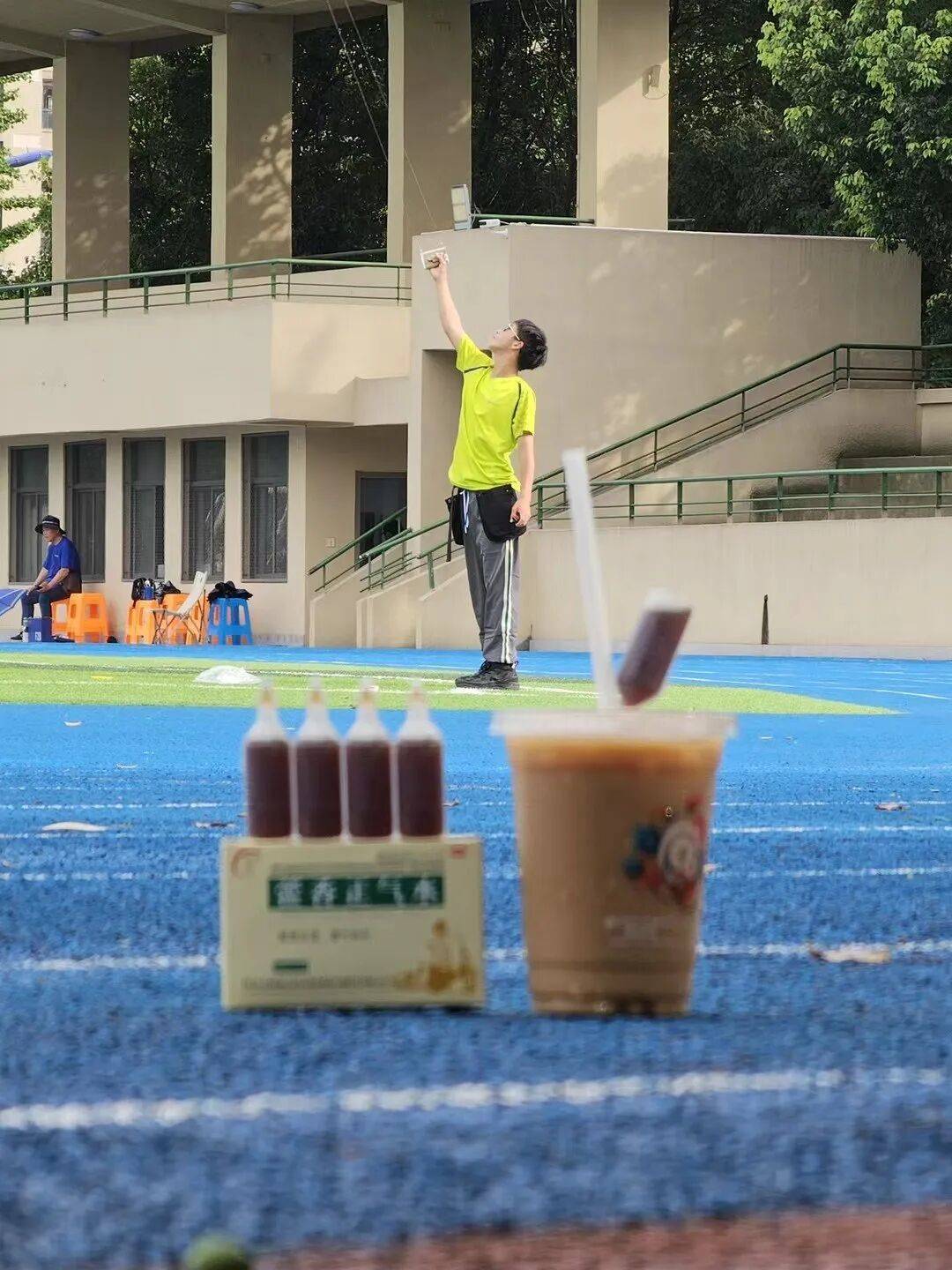 镜头都追不上!杭州男生用2根钢丝操纵模型飞机,惊艳全场 镜头都追不上!杭州男生用2根钢丝操纵模型飞机,惊艳全场